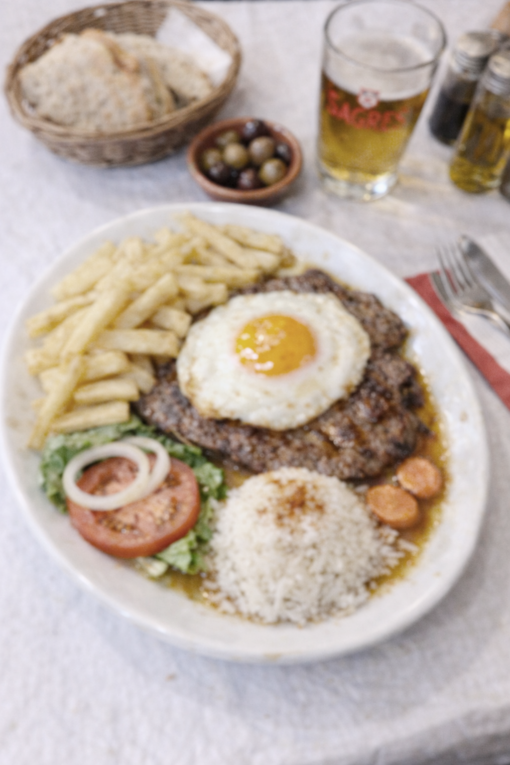 Fotografia amadora e escura de um prato de comida